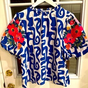 NWT ladies spring top with beautiful detail on sleeves